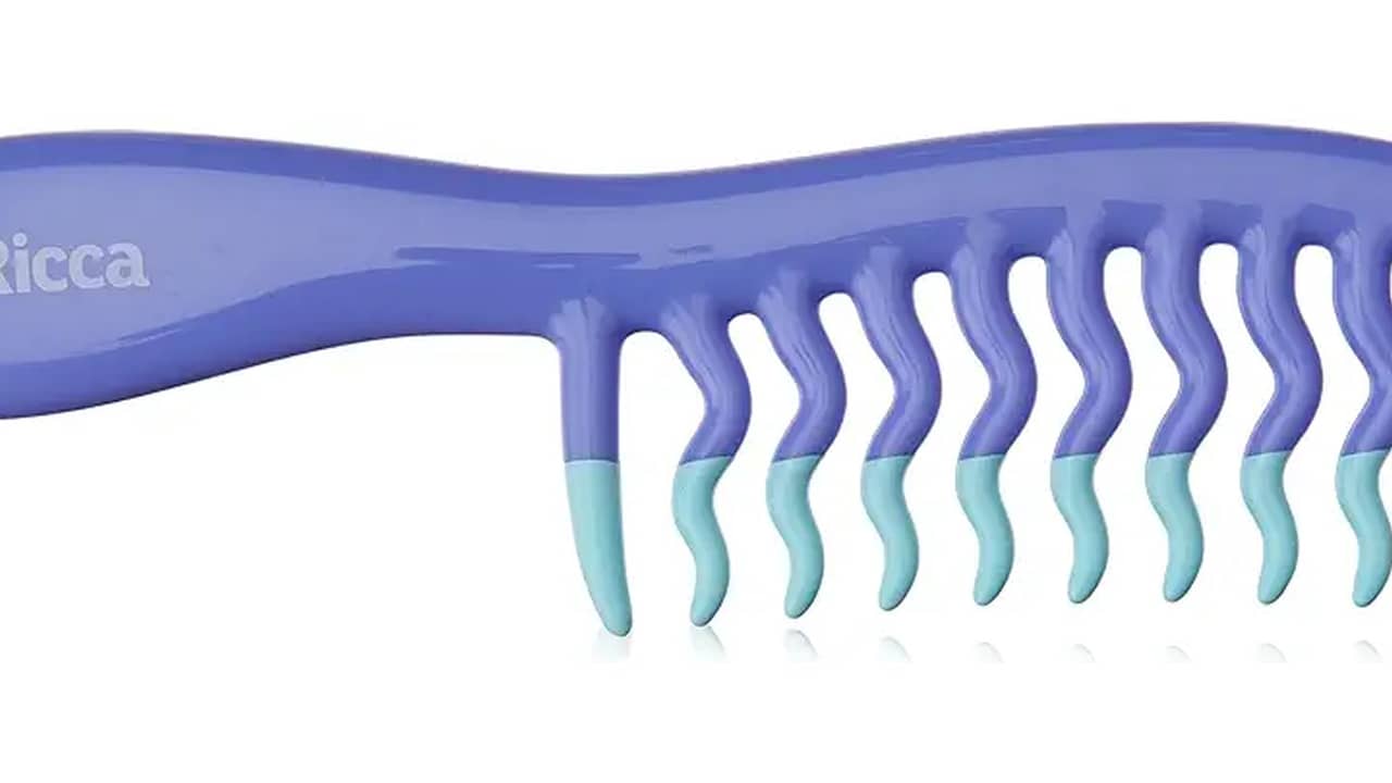 Melhor Pente para Cabelo Cacheado: 10 Modelos para Definir sem Quebrar